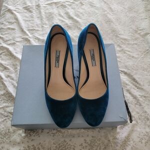 Used velvet Prada heel round toe, very comfortable and stylish. With box